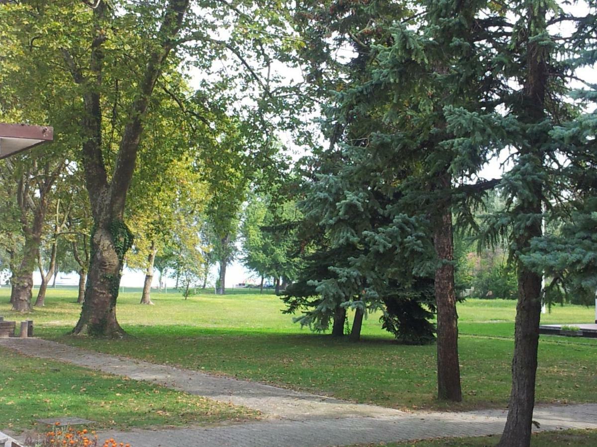 Anna Villa Balatonlelle Luaran gambar